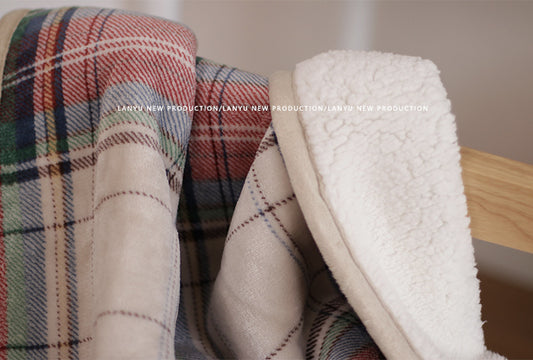 Double-Sided Geometric & Plush Throw Blanket - Warm 70x100cm Multi-Use Wrap(Red checkered/reverse white)