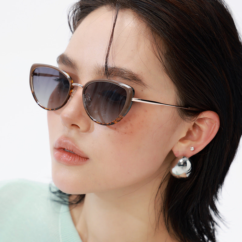 Purple Frame Chic Cat Eye Polarized Sunglasses for Women - Lightweight UV Protection Fashion Eyewear